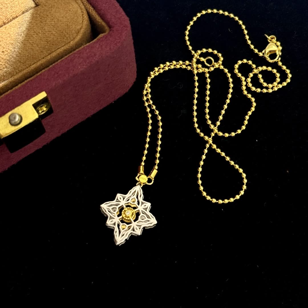 Van Cleef & Arpels Elegant Gold and Diamond Flower Pendant Necklace